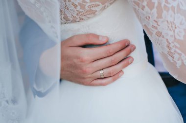 Damat gelini kucaklıyor.