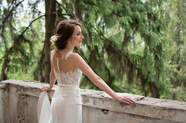  Gelinlikli güzel gelin dışarıda poz veriyor.