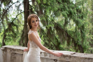  Gelinlikli güzel gelin dışarıda poz veriyor.
