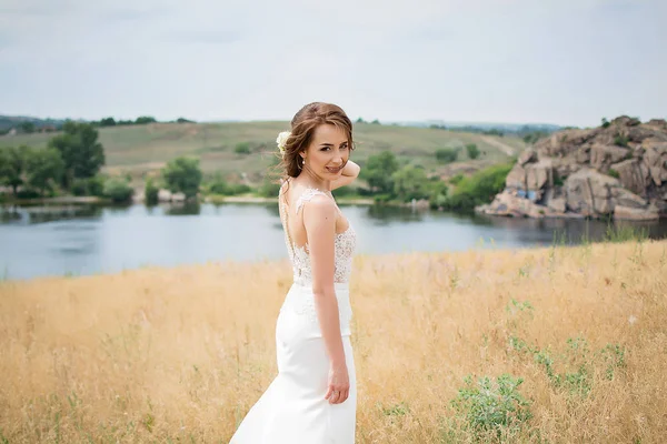 Hermosa Novia Vestido Novia Posando Aire Libre — Foto de Stock