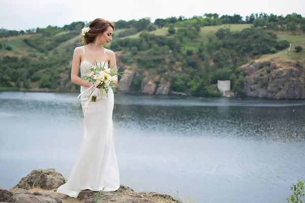 Hermosa Novia Vestido Novia Con Ramo Flores — Foto de Stock