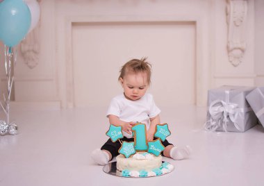 Bebek ilk Doğum günü pastası yiyor