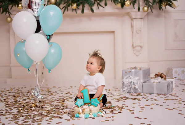 Bebê Está Comendo Primeiro Bolo Aniversário — Fotografia de Stock