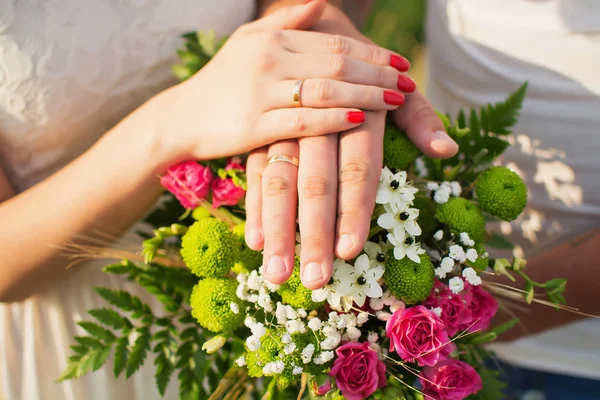 Accessoires Mariage Anneaux Papillon Bouquet Bois — Photo