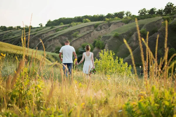 Glückliches Paar Das Sich Draußen Durch Ein Feld Vergnügt Ländlich — Stockfoto
