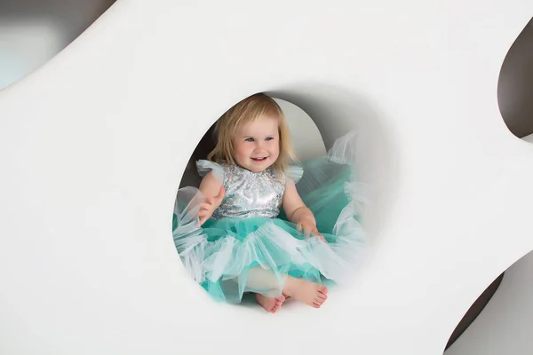 Menina Bonita Vestido Elegante Fundo Branco Sorri Joga Uma Criança — Fotografia de Stock