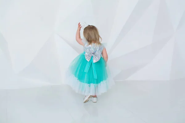 Menina Bonita Vestido Elegante Fundo Branco Sorri Joga Uma Criança — Fotografia de Stock