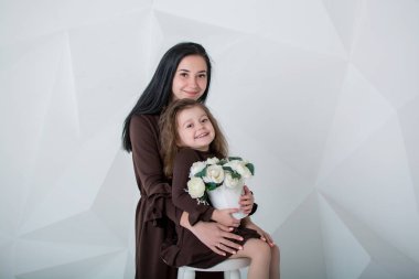 Bir buket çiçekli güzel anne ve kız