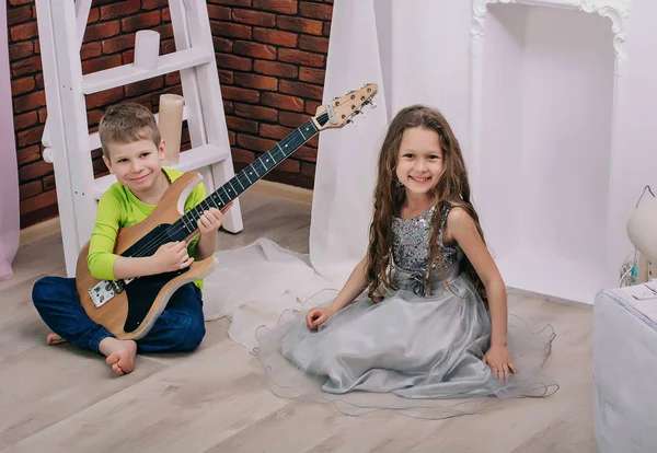 Chłopak Gra Gitarze Dla Dziewczyny Dzieci Bawią Się Jasny Pokój — Zdjęcie stockowe