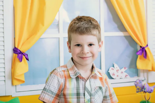 Niño Una Habitación Color Amarillo Brillante Sonríe — Foto de Stock