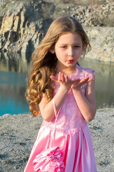 Hermosa Chica Está Jugando Ladera Lago Niño Con Vestido Rosa —  Fotos de Stock
