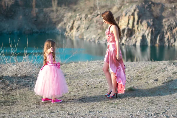 Mamá Hija Con Vestidos Rosas Chicas Hermosas Divierten Sonríen Las — Foto de Stock