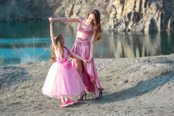 Mamá Hija Con Vestidos Rosados Hermosas Chicas Divierten Sonríen Niñas — Foto de Stock