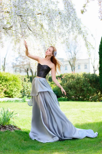 Jovem Mulher Belo Vestido Livre — Fotografia de Stock