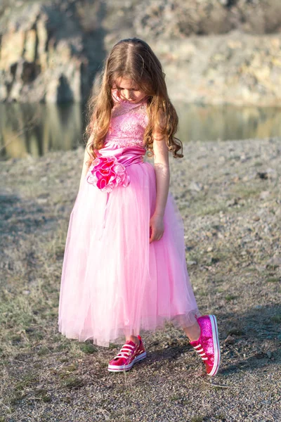 Menina Bonita Está Jogando Encosta Lago Uma Criança Vestido Rosa — Fotografia de Stock