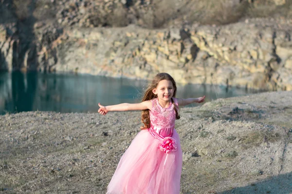 Menina Bonita Está Jogando Encosta Lago Uma Criança Vestido Rosa — Fotografia de Stock