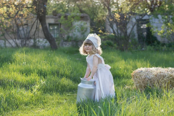 Niña Campo Con Una Lata Leche Chica Jugando Naturaleza Vestido —  Fotos de Stock