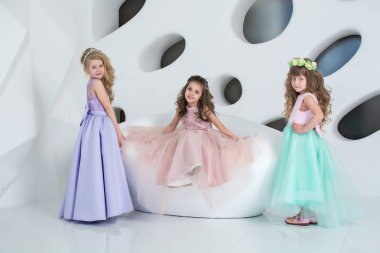 Peş peşe dört kız. Banyodaki bir grup insan. Güzel kızlar oynar ve eğlenir. Zarif elbiseli çocuklar. Beyaz arkaplandaki çocuklar