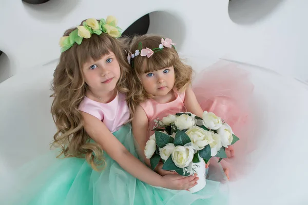 Crianças Bonitas Vestidos Uma Sala Branca Estão Sentadas Com Flores — Fotografia de Stock