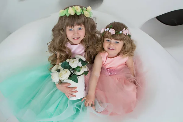 Crianças Bonitas Vestidos Uma Sala Branca Estão Sentadas Com Flores — Fotografia de Stock