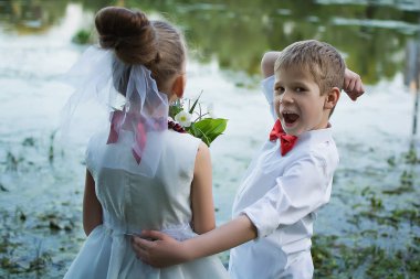 Çocuk doğada oyun. Çocuk kız çiçek verir. Doğa çocuk. Arkadaşlar