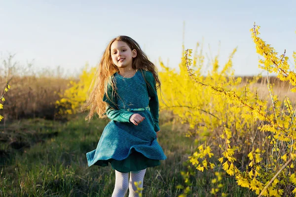 Chica Corre Con Flores Amarillas Niña Con Vestido Verde Hermosa — Foto de Stock