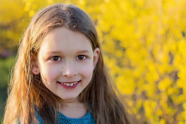 在黄色的花朵的女孩的肖像 穿着绿色连衣裙的小女孩 — 图库照片