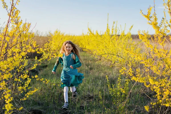 Chica Corre Con Flores Amarillas Niña Con Vestido Verde Hermosa —  Fotos de Stock