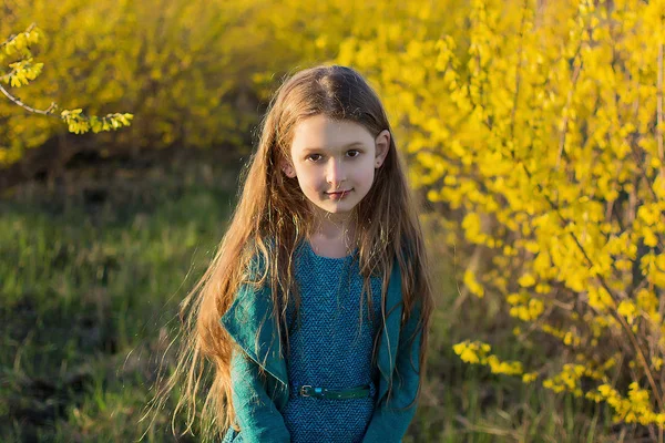 Porträt Eines Mädchens Gelben Blumen Kleines Mädchen Einem Grünen Kleid — Stockfoto