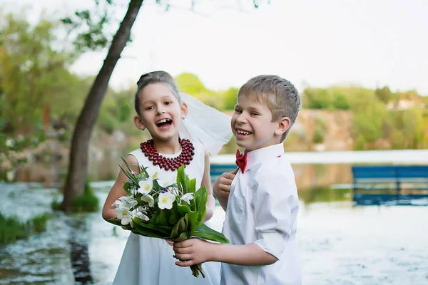 Çocuk doğada oyun. Çocuk kız çiçek verir. Doğa çocuk. Arkadaşlar