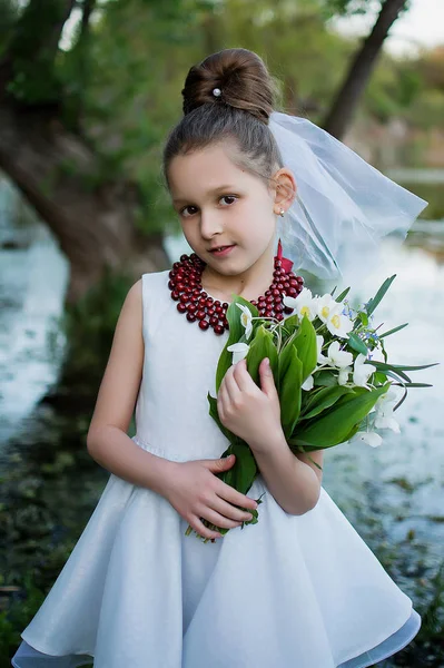 Chica Vestido Blanco Con Ramo Flores Niño Cerca Del Agua —  Fotos de Stock