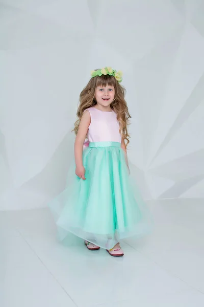 Beautiful Little Girl Mint Dress Girl Wreath Flowers White Room — Stock Photo, Image