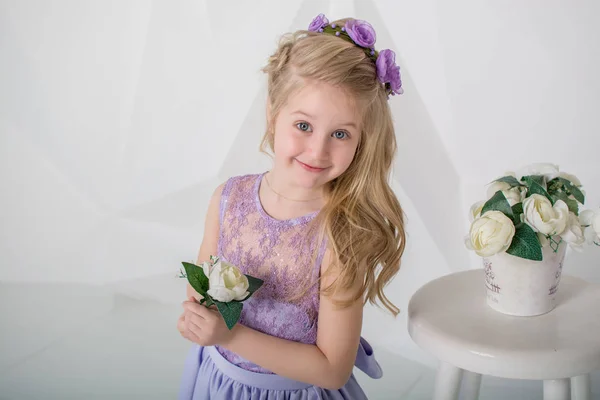 ロングドレス笑顔の美しい少女 白い部屋の子 女の子のエレガントなドレス — ストック写真