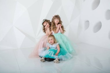 Peş peşe üç kız. Banyoda bir grup insan.