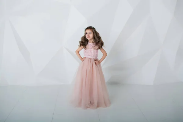 Retrato Uma Menina Vestido Rosa — Fotografia de Stock