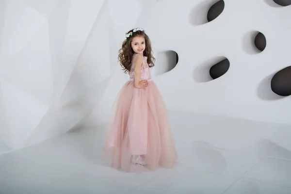 Porträt Eines Kleinen Mädchens Rosa Kleid — Stockfoto