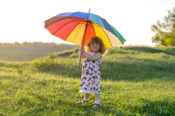 Schönes Mädchen Spielt Mit Einem Bunten Regenschirm Der Natur Regenschirm — Stockfoto