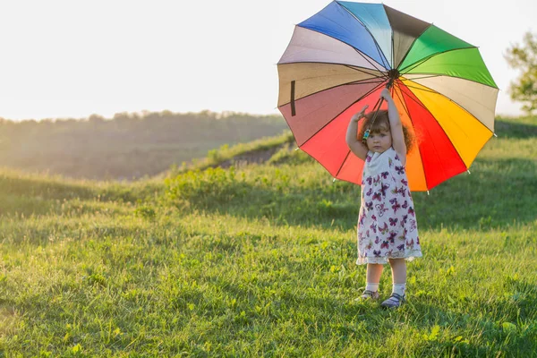 Hermosa Chica Juega Naturaleza Con Paraguas Colores Paraguas Arco Iris — Foto de Stock