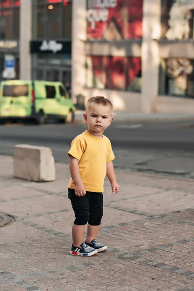 Niño Pequeño Está Caminando Por Ciudad Estilo Urbano Niño Niño — Foto de Stock