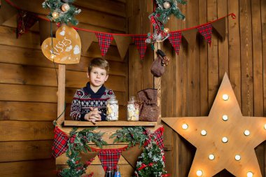 Çocuğa Noel ağacı. Çocuk tatlılar. Noel tatili