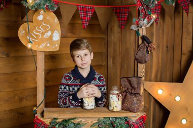 Çocuğa Noel ağacı. Çocuk tatlılar. Noel tatili