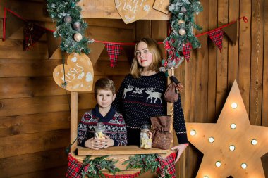 Anne ve oğlu Noel ağacının yanında oturan