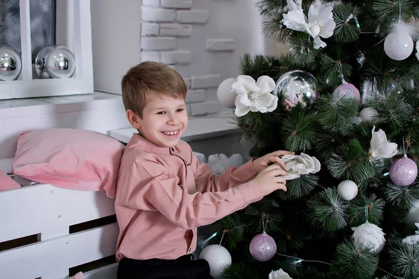 Dziecko Się Uśmiecha Pobliżu Drzewa Nowy Rok Szczęśliwe Dziecko Pobliżu — Zdjęcie stockowe