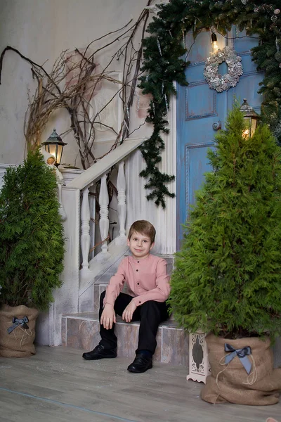 新年のツリーに近い子が微笑んでいます 階段の近くの幸せな子 スタイリッシュな男の子 — ストック写真