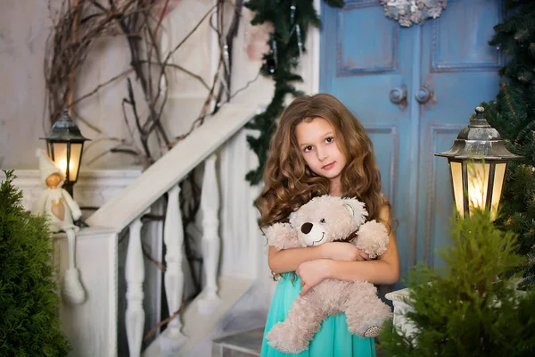 Menina Bonita Vestido Elegante Está Sorrindo Para Árvore Natal Bebê — Fotografia de Stock