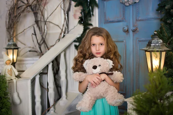 Krásná Dívka Elegantních Šatech Usmívá Vánoční Stromeček Baby Objímání Měkké — Stock fotografie