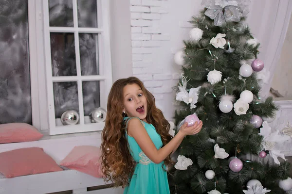 Menina Bonita Vestido Elegante Está Sorrindo Para Árvore Natal Criança — Fotografia de Stock