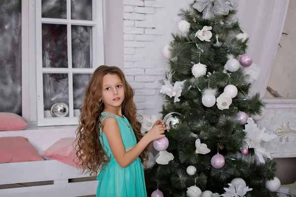 Mooi Meisje Elegante Jurk Glimlachend Kerstboom Kind Versiert Kerstboom — Stockfoto