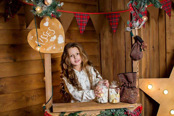 Meisje Buurt Van Kerstboom Kind Met Snoepgoed Kerstvakantie — Stockfoto