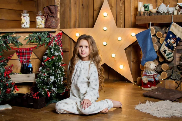 Menina Perto Árvore Natal Criança Com Doces Férias Natal — Fotografia de Stock